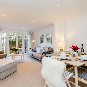  Holiday home Modern Mews House With Free Parking Space, And Patio By Huluki Sussex