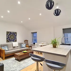  Holiday home Modern & Central, Perfect Getaway- 2min Walk