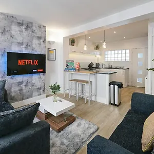  Holiday home The Monopoly Breeze House - Your Dream Getaway With Wet In The Heart Of